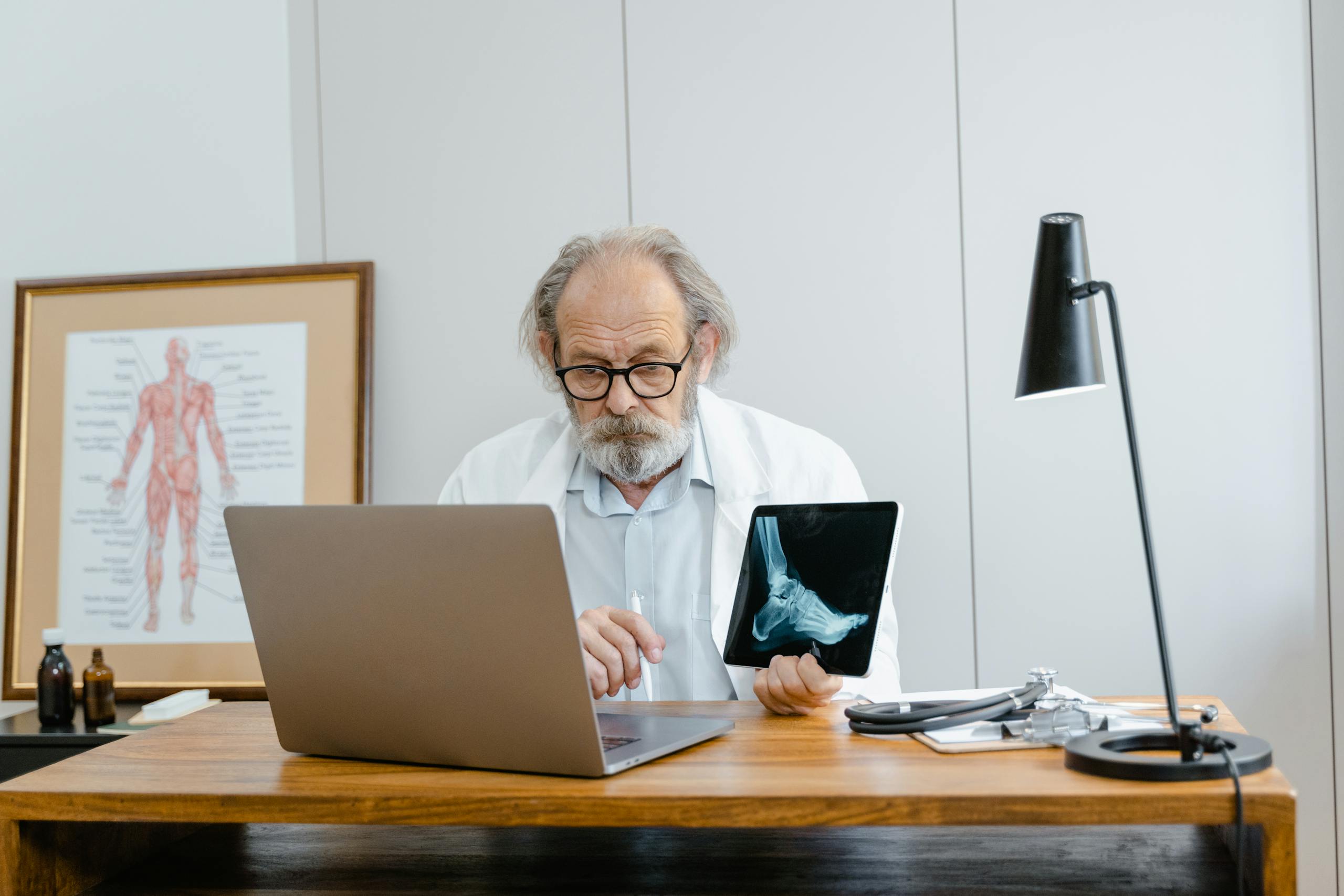 Portrait d'un medecin dans son bureau portrait professionnel branding personnel