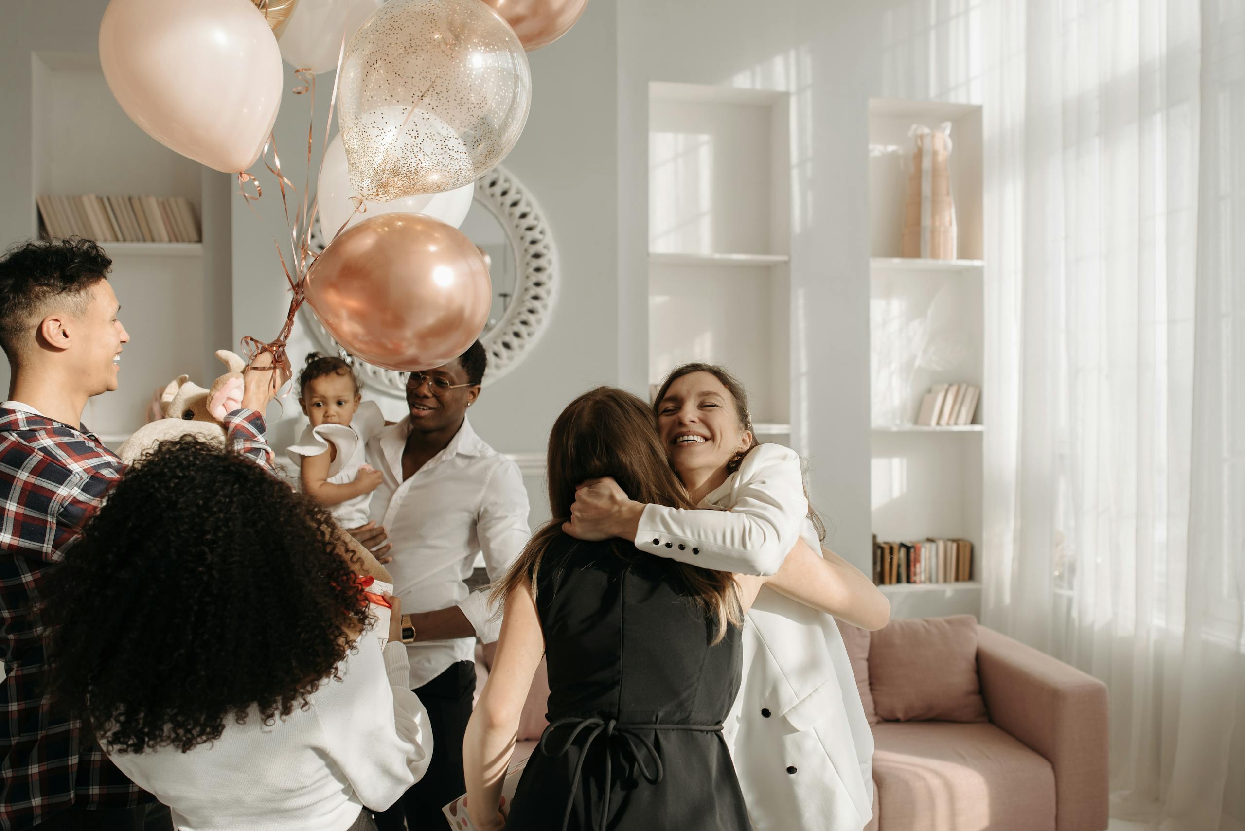 Femmes s'embrassant lors de la fête d'anniversaire.